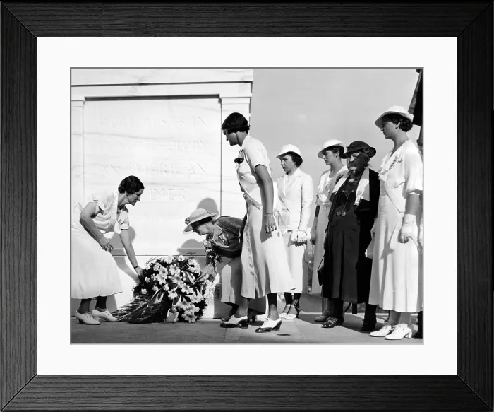Framed Print : Daughters of the American Revolution honor the Unknown Soldier of World War 1. Making their annual pilgrimage to Arlington National Cemetery are retiring President General, Mrs