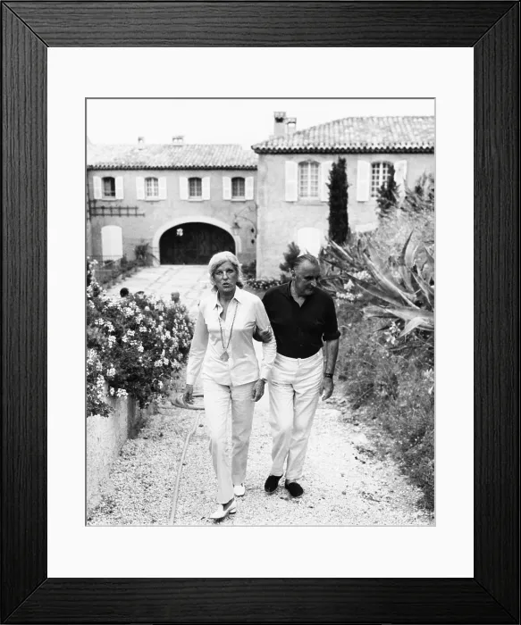 Framed Print : French President and Claude Pompidou enjoy a stroll on the French Riviera. Mme. Pompidou preferred modern art to politics Framed Print : French President and Claude Pompidou enjoy a stroll on the French Riviera. Mme. Pompidou preferred modern art to politics