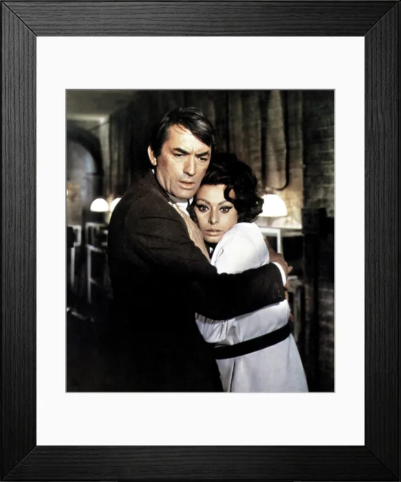 Framed Print : ARABESQUE, Gregory Peck, Sophia Loren, 1966