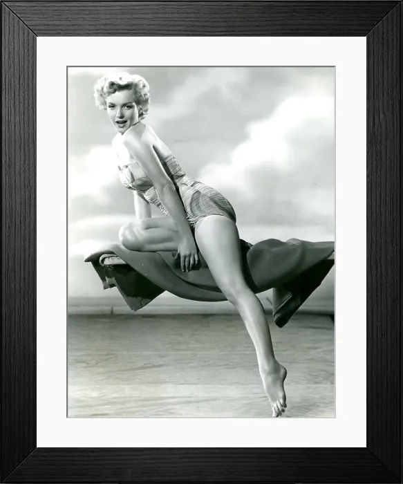 Framed Print : Marilyn Monroe, in a ca. 1951 cheesecake shot. - Photo: Courtesy Everett Collection Framed Print : Marilyn Monroe, in a ca. 1951 cheesecake shot. - Photo: Courtesy Everett Collection
