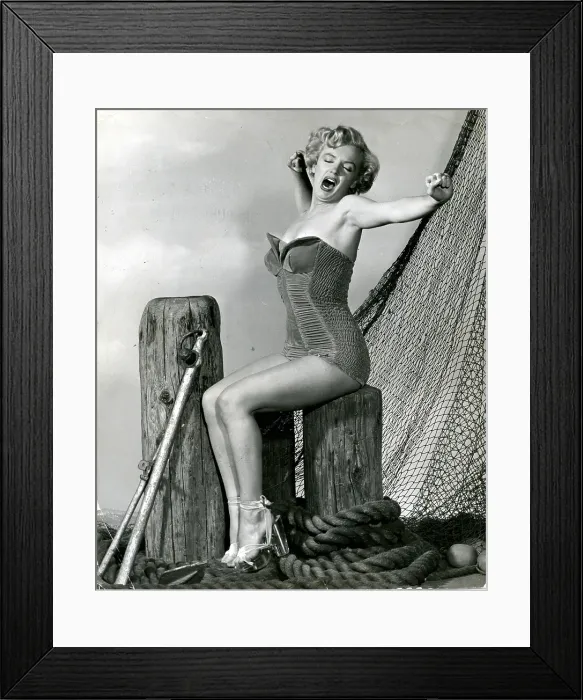 Framed Print : Marilyn Monroe, in a ca. 1951 cheesecake shot. - Photo: Courtesy Everett Collection Framed Print : Marilyn Monroe, in a ca. 1951 cheesecake shot. - Photo: Courtesy Everett Collection