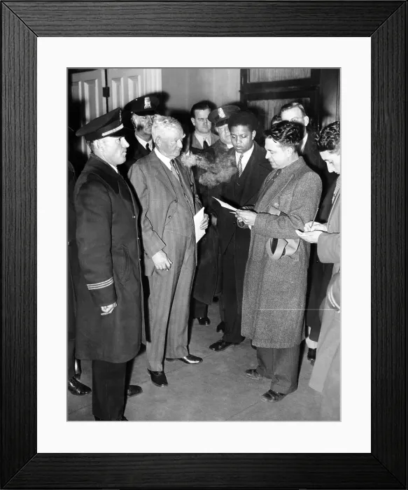Framed Print : Harold Hickerson demands Bonus payment. Speaker of the House John Nance Garner, listens as Bonus Vets Spokesman read a petition demanding early bonus payment. Feb. 14, 1932