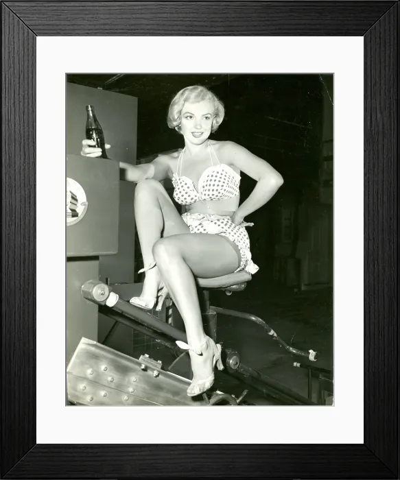 Framed Print : Marilyn Monroe, on the set of LOVE NEST, 1951. - Photo: Courtesy Everett Collection