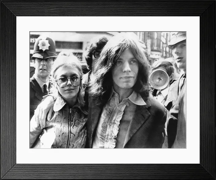 Framed Print : Mick Jagger and his girl friend, singer Marianne Faithful arrive at Magistrate's Court. The couple faced charges of possessing marijuana