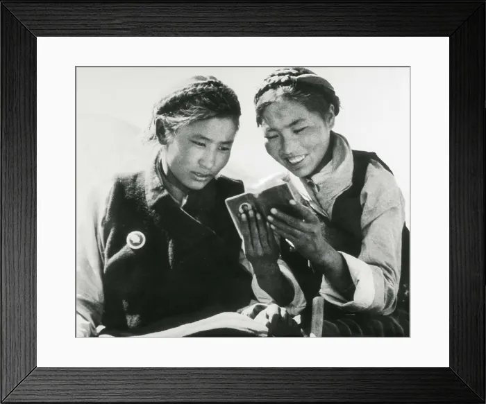Framed Print : China. Cultural Revolution (1966-1967). Women reading Mao's 'Red Book'. AISA / Everett Collection**US SALES ONLY**