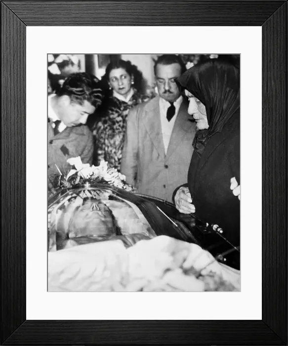 Framed Print : An aged woman, shrouded in mourning, looks into the coffin of Argentina's Eva Peron. At age 105, the woman wanted to pay her respects to the late Mrs