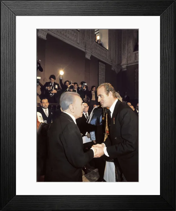 Framed Print : JUAN CARLOS I of Spain (1938); BORGES, Jorge Luis (1899-1986). Juan Carlos I gives the Cervantes Prize to Jorge Luis Borges. University of Alcal de Henares (23rd April 1980) Framed Print : JUAN CARLOS I of Spain (1938); BORGES, Jorge Luis (1899-1986). Juan Carlos I gives the Cervantes Prize to Jorge Luis Borges. University of Alcal de Henares (23rd April 1980)