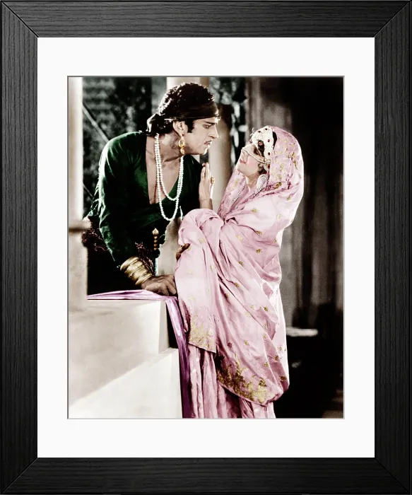 Framed Print : THE THIEF OF BAGDAD, from left: Douglas Fairbanks, Sr. Julanne Johnston, 1924