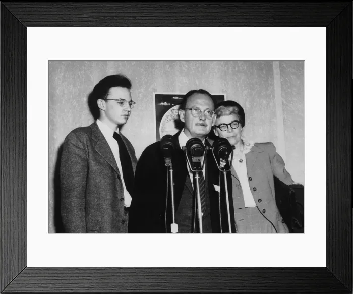 Framed Print : Prof. Owen Lattimore arriving from his UN cultural mission in Afghanistan to testify to the Senate. April 1, 1950