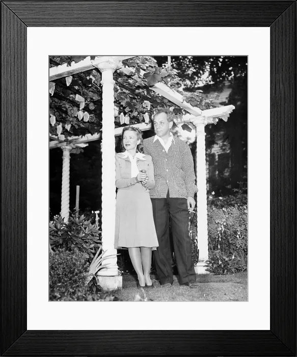 Framed Print : Helen Hayes and her husband Charles McArthur, ca. Sept. 1940. MacArthur was portrayed by the actor Matthew Broderick in the 1994 film MRS. PARKER AND THE VICIOUS CIRCLE