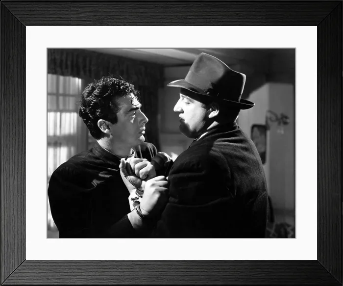 Framed Print : I WAKE UP SCREAMING, Victor Mature, Laird Cregar, 1941. TM and Copyright 20th Century Fox Film Corp. All rights reserved. Courtesy: Everett Collection