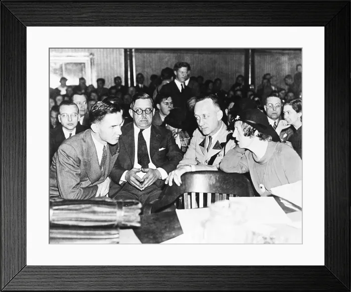 Framed Print : Bruno Hauptmann shown leaning over for a whispered word with his wife, Anna Hauptmann. Deputy Hovey Low and a state trooper are shown between them. Ca. Jan. 24, 1935
