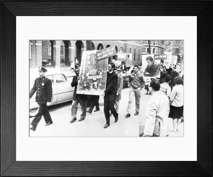Framed Print : Anti-capital punishment demonstrators in New York City, May 1, 1960. Many marchers carried signs referring to Caryl Chessman, who would be executed on May 2, 1960