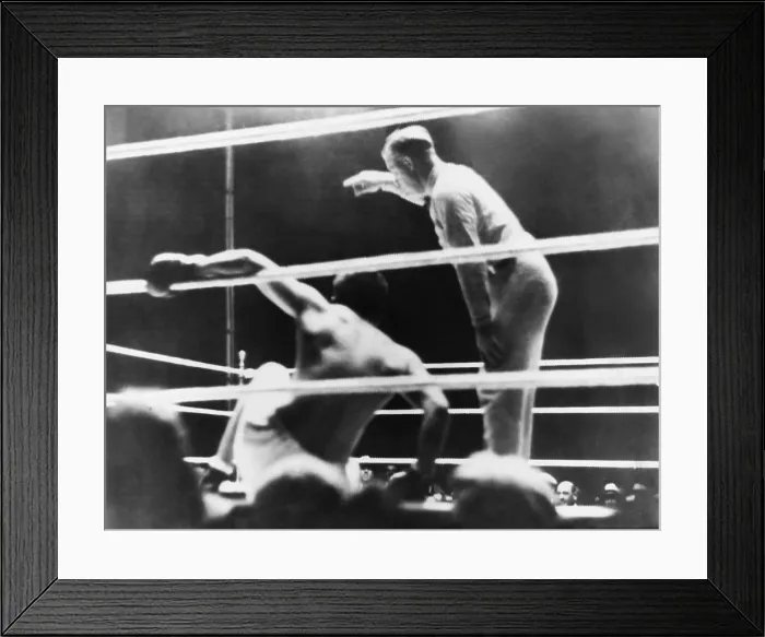 Framed Print : Long Count Fight, the Gene Tunney-Jack Dempsey boxing match of Sept. 22, 1927. Tunney downed by Dempsey in the 7th round