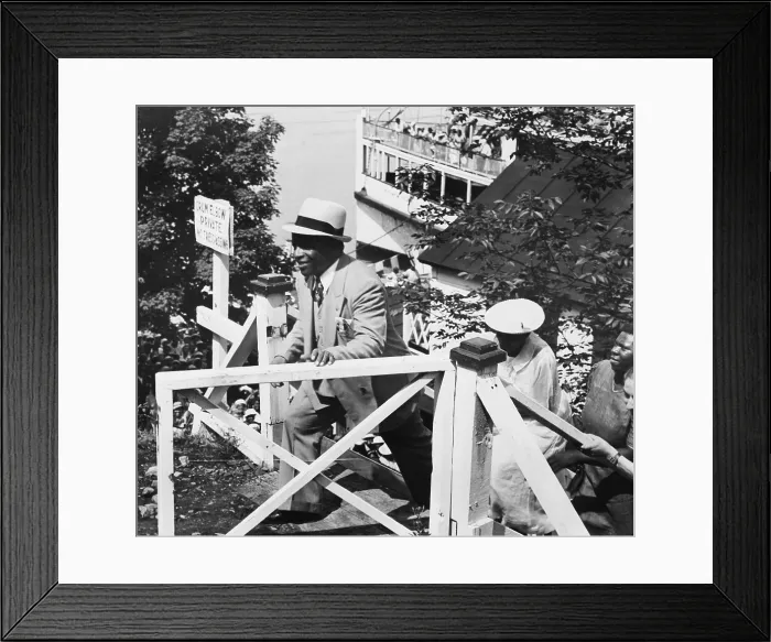 Framed Print : Father Divine enters new Heaven at Krum Elbow, N.Y. with 3000 followers. Aug. 9, 1938