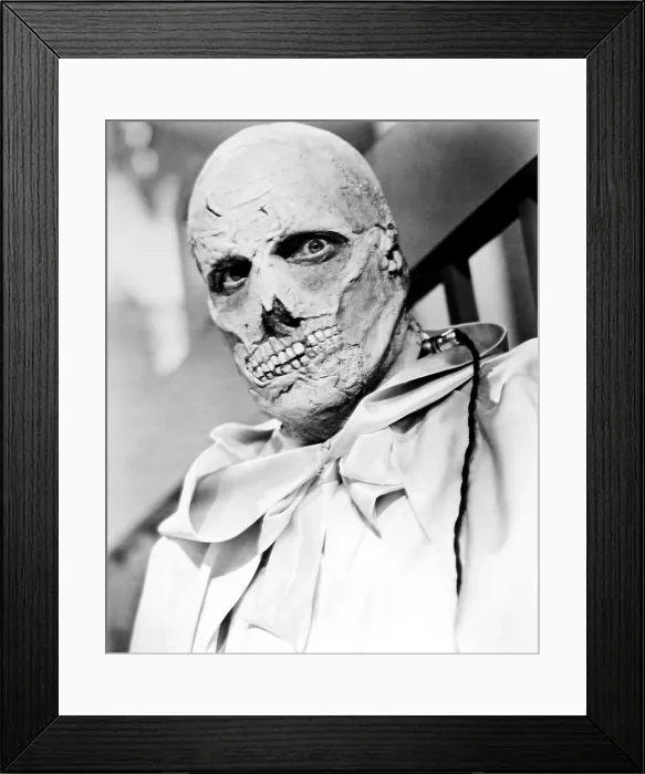 Framed Print : THE ABOMINABLE DR. PHIBES, Vincent Price, 1971 Framed Print : THE ABOMINABLE DR. PHIBES, Vincent Price, 1971