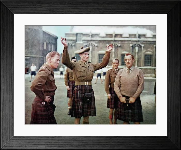 Framed Print : TUNES OF GLORY, from left, Gordon Jackson, John Mills, (background), Alec Guinness, 1960