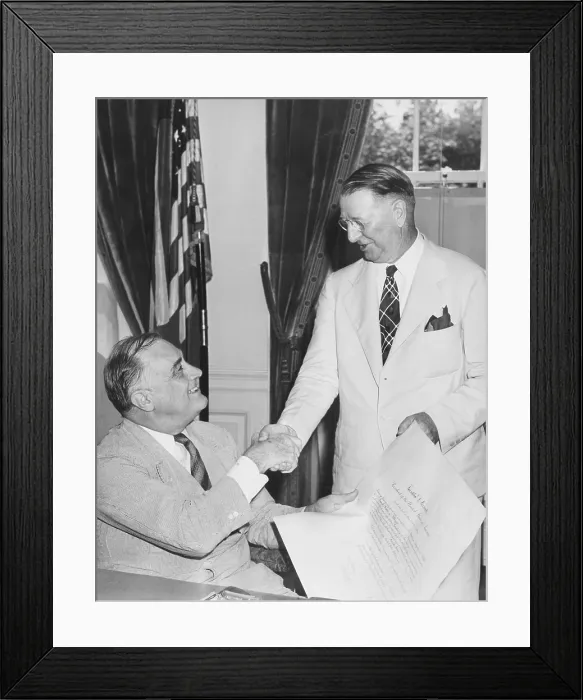 Framed Print : President Franklin Roosevelt congratulates his new Navy Secretary, Republican Frank Knox Framed Print : President Franklin Roosevelt congratulates his new Navy Secretary, Republican Frank Knox