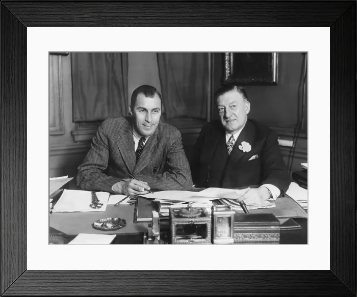 Framed Print : Tennis Champion, Bill Tilden, turns professional as he signs up for movies Framed Print : Tennis Champion, Bill Tilden, turns professional as he signs up for movies