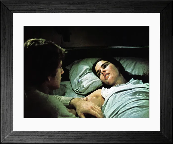 Framed Print : LOVE STORY, Ryan O'Neal, Ali MacGraw, 1970