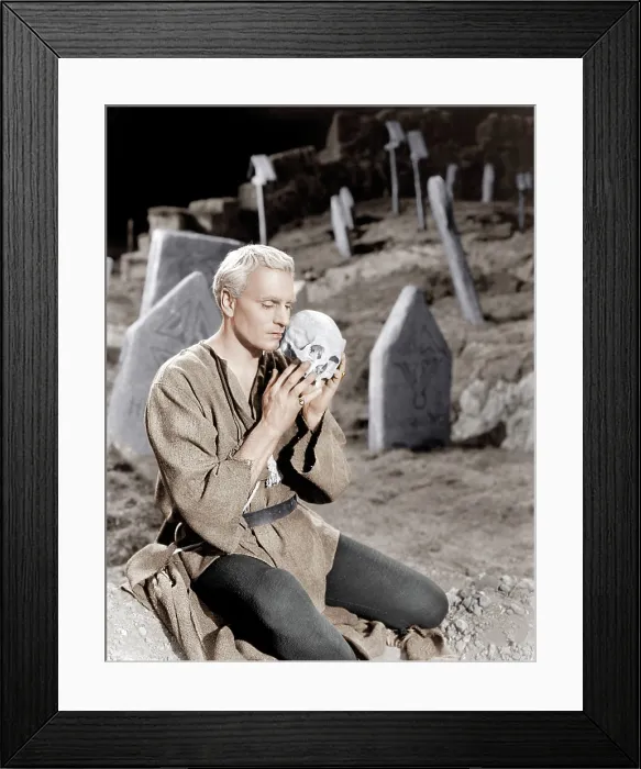 Framed Print : HAMLET, Laurence Olivier, 1948 Framed Print : HAMLET, Laurence Olivier, 1948