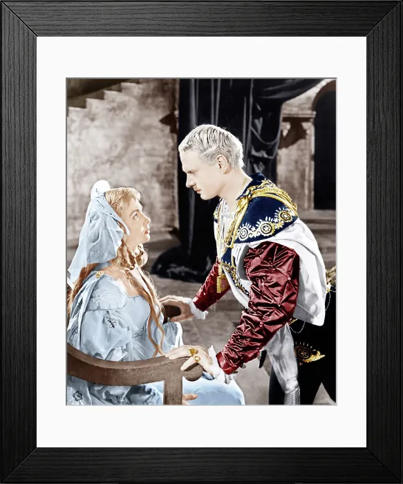 Framed Print : HAMLET, from left: Jean Simmons, Laurence Olivier, 1948