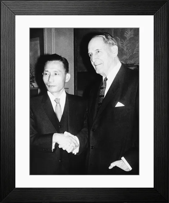 Framed Print : Park Chung-hee and retired General Douglas MacArthur shake hands. They met at MacArthur's Waldorf Astoria tower apartment in New York City, Nov. 18, 1961
