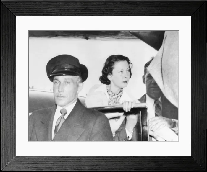Framed Print : Vivien Leigh, suffering from bi-polar disorder, was accompanied by Laurence Olivier (right). March 19, 1953 Framed Print : Vivien Leigh, suffering from bi-polar disorder, was accompanied by Laurence Olivier (right). March 19, 1953