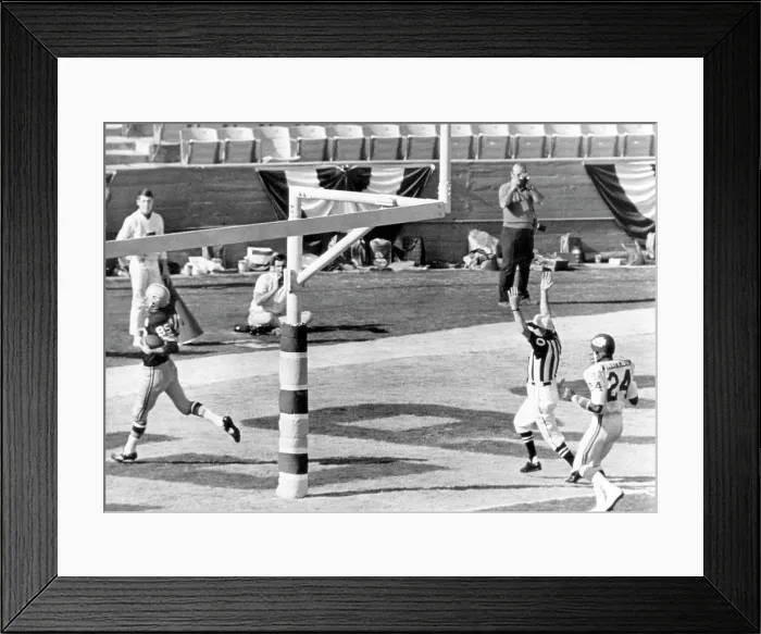 Framed Print : Max McGee (number 85) scores for the Green Bay Packers at the first Super Bowl, Los Angeles, California, January 15, 1967.. Courtesy: CSU Archives  /  Everett Collection