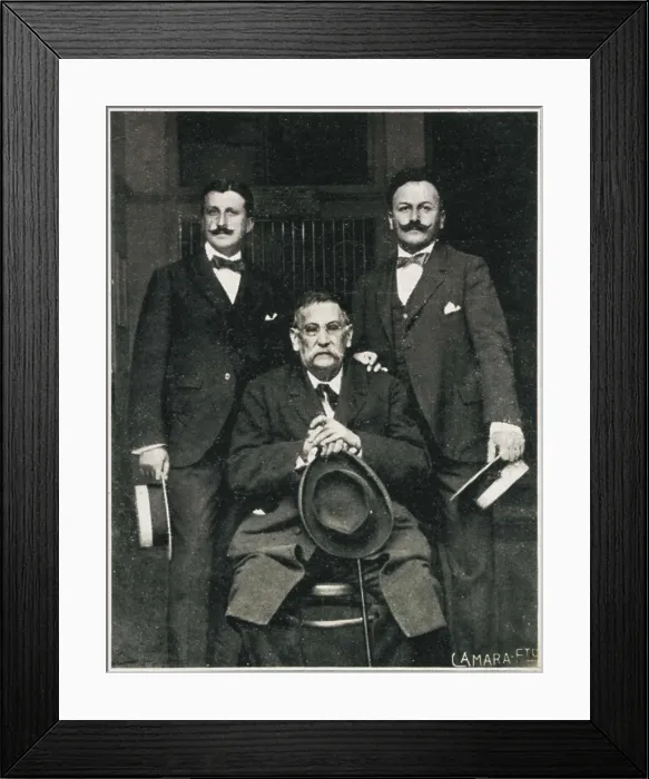 Framed Print : Benito Prez Galds with the brothers Serafn and Joaqun Alvarez Quintero at the theatre adaptation executed by the brothers of his work 'Marianela' (Madrid, 1914)