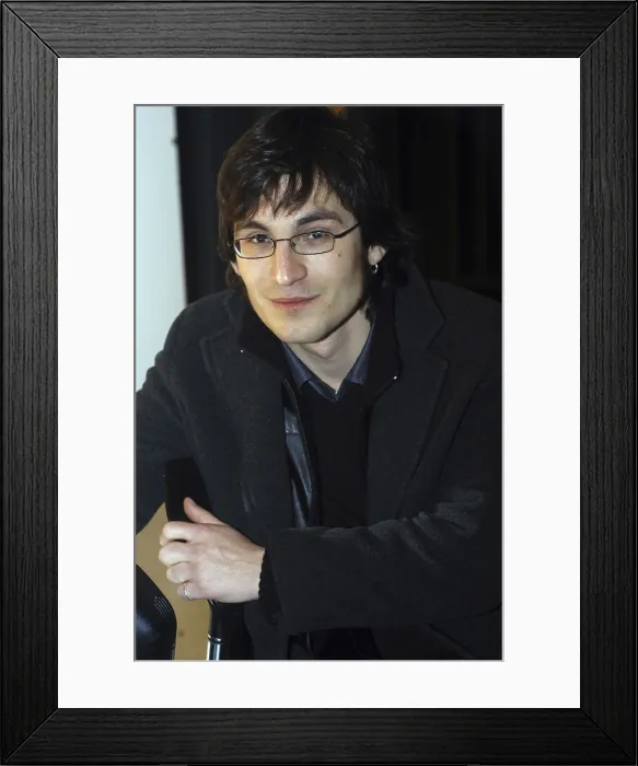 Framed Print : BARBADavid (1973). Journalist. 2004. Oscar Elias / AISA / Everett Collection (184177)**US SALES ONLY** Framed Print : BARBADavid (1973). Journalist. 2004. Oscar Elias / AISA / Everett Collection (184177)**US SALES ONLY**