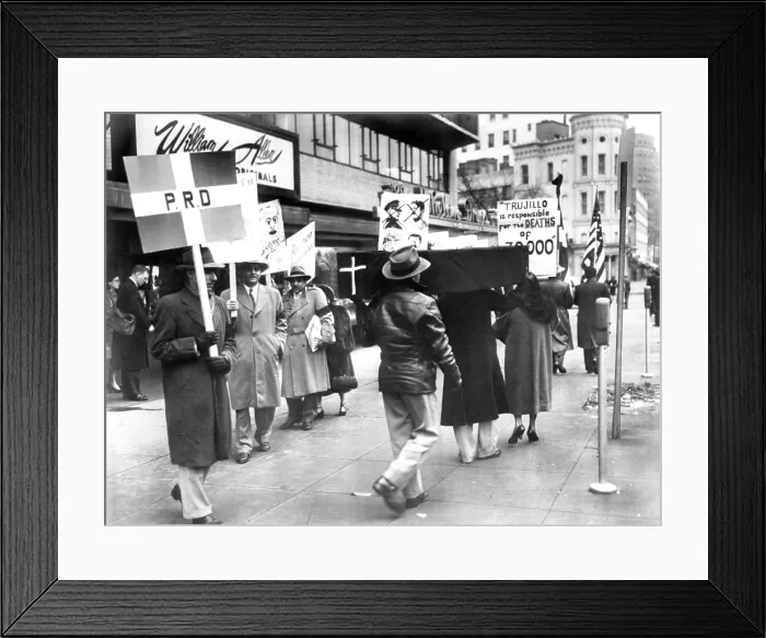 Framed Print : Dominican pickets demonstrated against the visit of Dictator Rafael Trujillo to U.S. Jan. 11, 1953. They carry a black coffin and signs near the Mayflower Hotel, Washington, D.C