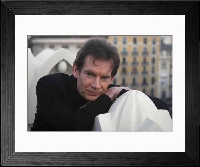 Framed Print : SWIFTGraham Colin (1949). Writer. 2004. Oscar Elias / AISA / Everett Collection (184203)**US SALES ONLY**