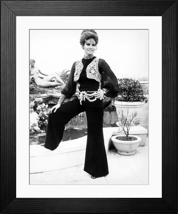 Framed Print : Raquel Welch, at a press reception in London to announce THE MAGIC CHRISTIAN, April 1969 Framed Print : Raquel Welch, at a press reception in London to announce THE MAGIC CHRISTIAN, April 1969