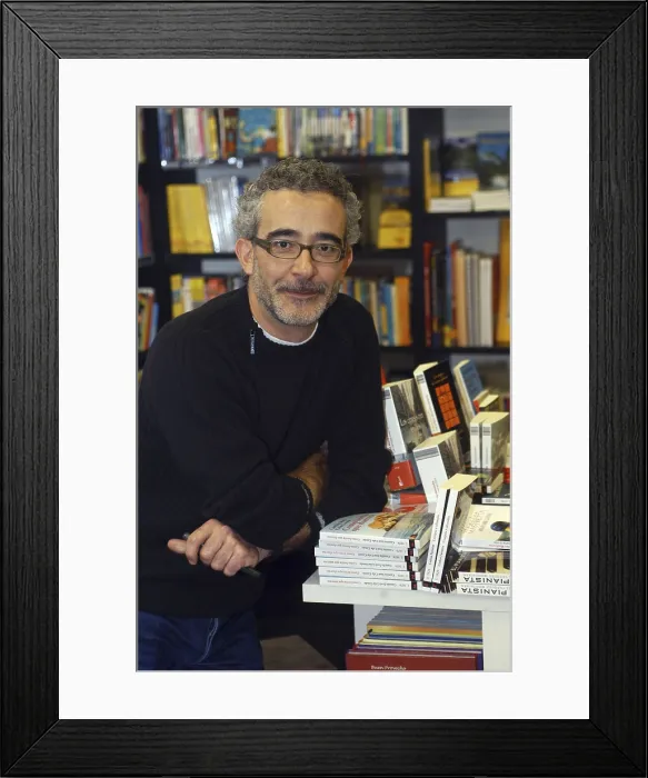 Framed Print : HERIZEnrique de (1964). Writer. 2004. Oscar Elias / AISA / Everett Collection (184237)**US SALES ONLY**