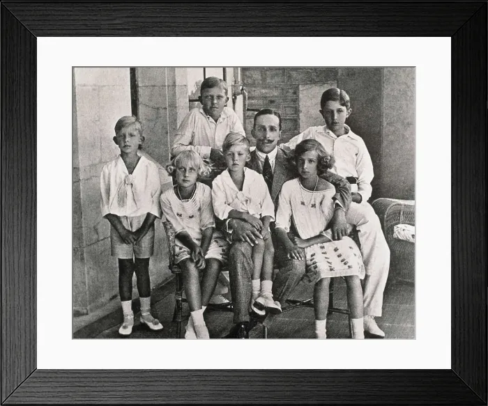 Framed Print : JUAN DE BORBON Y DE BATTENBERG (1913-1993); BORBON Y BATTENBERG, Alfonso de (1907-1938); ALFONSO XIII (1886-1941). The king with his six sons