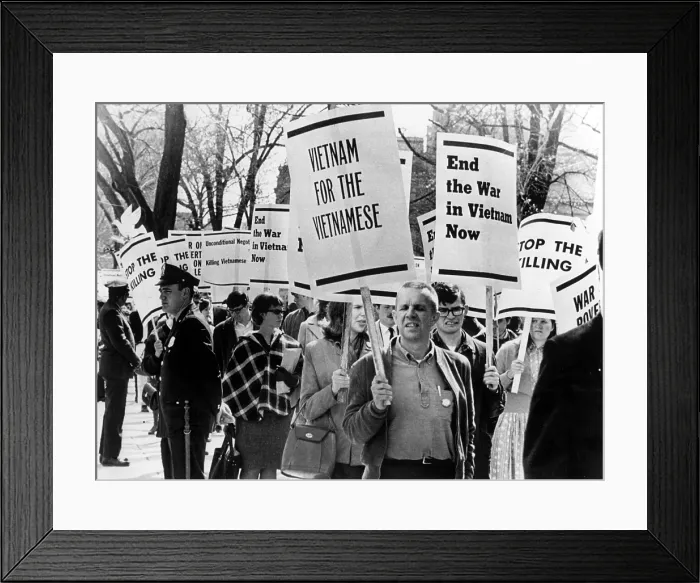 Framed Print : 4 / 17 / 65 WASHINGTON. D.C.: 5, 000 students picketed in front of the White House to protest the U.S. policy in Southeast Asia and demand an end to the Vietnam War