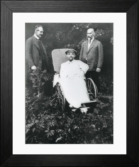 Framed Print : LENIN, Vladimir Ilich Ulyanov (1870-1924). Lenin in Gorki with the doctors. One of the last images of the Russian leader, on the 23rd June 1923. RUSSIA. MOSCOW. Moscow Framed Print : LENIN, Vladimir Ilich Ulyanov (1870-1924). Lenin in Gorki with the doctors. One of the last images of the Russian leader, on the 23rd June 1923. RUSSIA. MOSCOW. Moscow