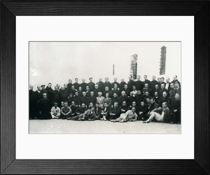 Framed Print : Spain (1939). Julin Besteiro (middle) in the prison of Carmona, together with a group of priests and the director of the prison, who was sacked because of this photograph