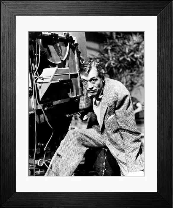Framed Print : THE AFRICAN QUEEN, director John Huston, on location in Africa, 1951