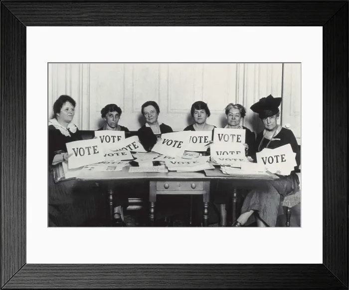 Framed Print : United States (1907). Suffragette women claiming the female right to vote. AISA / Everett Collection**US SALES ONLY** Framed Print : United States (1907). Suffragette women claiming the female right to vote. AISA / Everett Collection**US SALES ONLY**