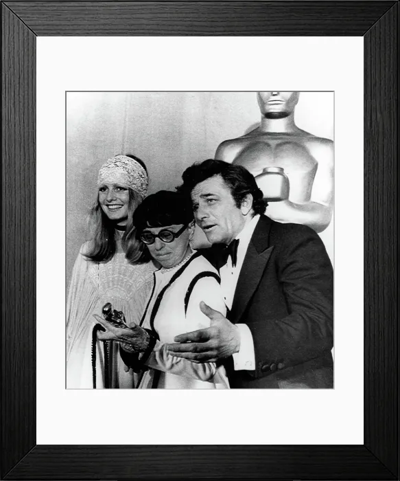 Framed Print : EDITH HEAD (center), flanked by Twiggy and Peter Falk as she accepts the Oscar for Best Achievement in Costume Design. 4 / 2 / 74.. Courtesy: CSU Archives  /  Everett Collection