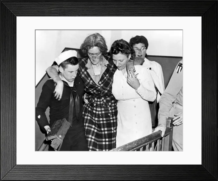 Framed Print : HERO OF EMPIRE STATE BUILDING DISASTER NEW YORK--First aid kit in one hand, Don Molony, 17-year-old Coast Guardsman Framed Print : HERO OF EMPIRE STATE BUILDING DISASTER NEW YORK--First aid kit in one hand, Don Molony, 17-year-old Coast Guardsman