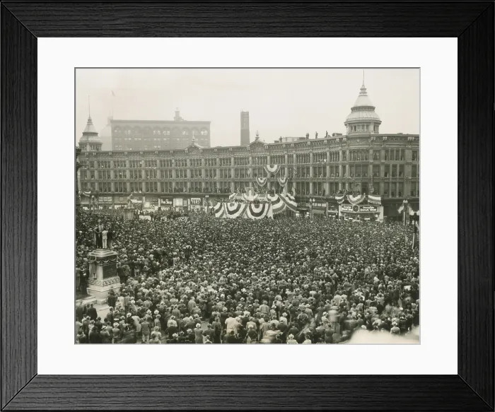 Framed Print : 75, 000 cheer Wendell Willkie at Field Monument Circle, in Indianapolis, Indiana. Oct. 29, 1940