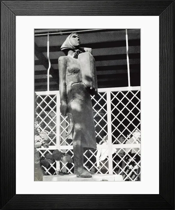 Framed Print : GONZALEZ, Julio (1876-1942). La Montserrat. 1937. Monument to Catalan woman. Photo taken by Roness-Ruan in the Spanish Pavilion in the International Exhibition of Paris 1937