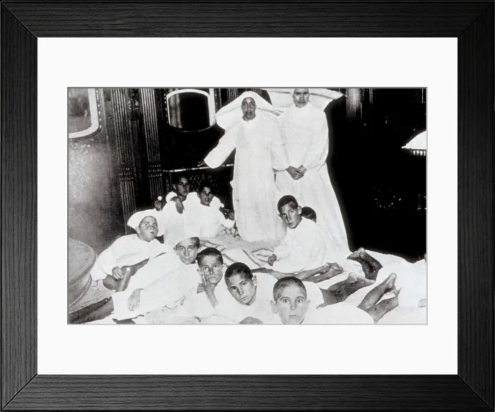 Framed Print : Spanish Civil War (1936-1939). Evacuation of 4000 Basque children to England (May 1937), operation made with the cooperation of the British Catholic Church Framed Print : Spanish Civil War (1936-1939). Evacuation of 4000 Basque children to England (May 1937), operation made with the cooperation of the British Catholic Church