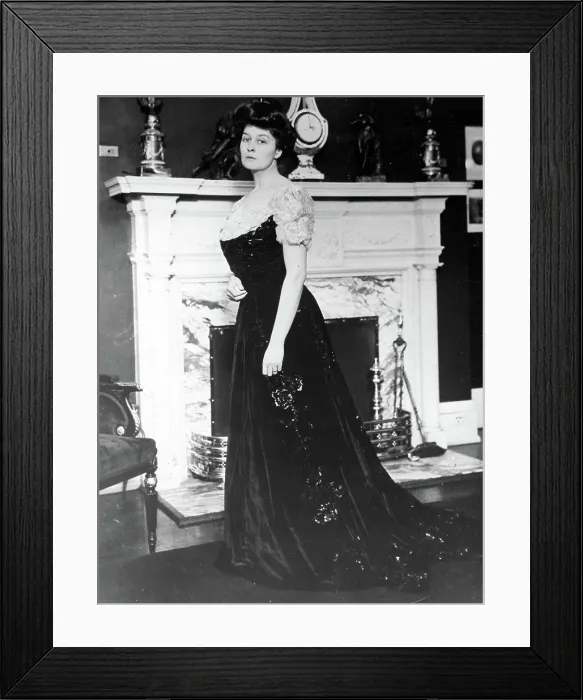 Framed Print : FASHION-Woman in Gibson Girl fashion. 1912. Courtesy: CSU Archives  /  Everett Collection