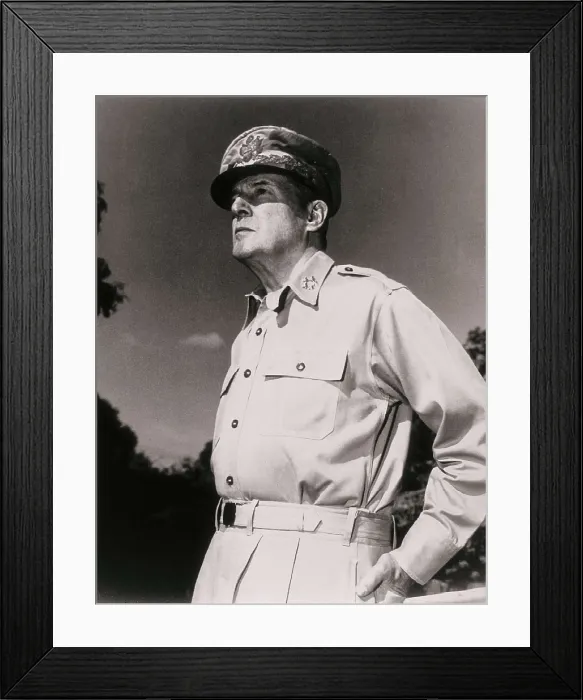 Framed Print : MAC ARTHUR, Douglas (1880-1964). AISA / Everett Collection**US SALES ONLY**