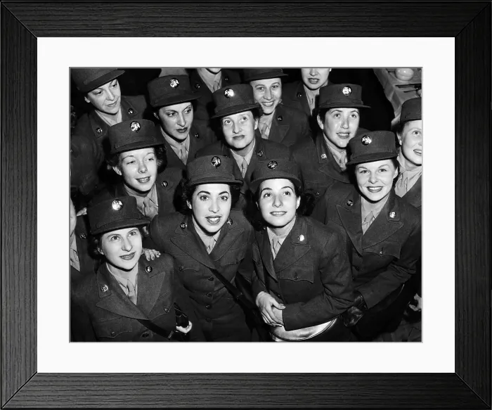 Framed Print : hundreds of women from the Women's Auxiliary Corps, arrive in New York, October 16, 1942. Courtesy: CSU Archives / Everett Collection