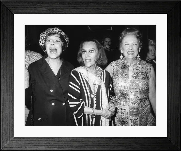 Framed Print : Gloria Swanson (center) with actress Fifi d'Orsay (left) and silent screen actress Carmel Myers Framed Print : Gloria Swanson (center) with actress Fifi d'Orsay (left) and silent screen actress Carmel Myers